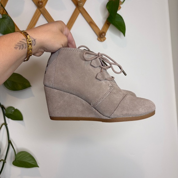 TOMS Kala Desert Wedge‎ Taupe Suede Ankle Boots - Picture 1 of 8